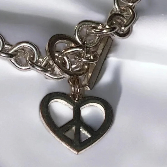 Aeropostale Peace Heart Silver Tone Toggle Pendant Chain Necklace - Picture 3 of 5